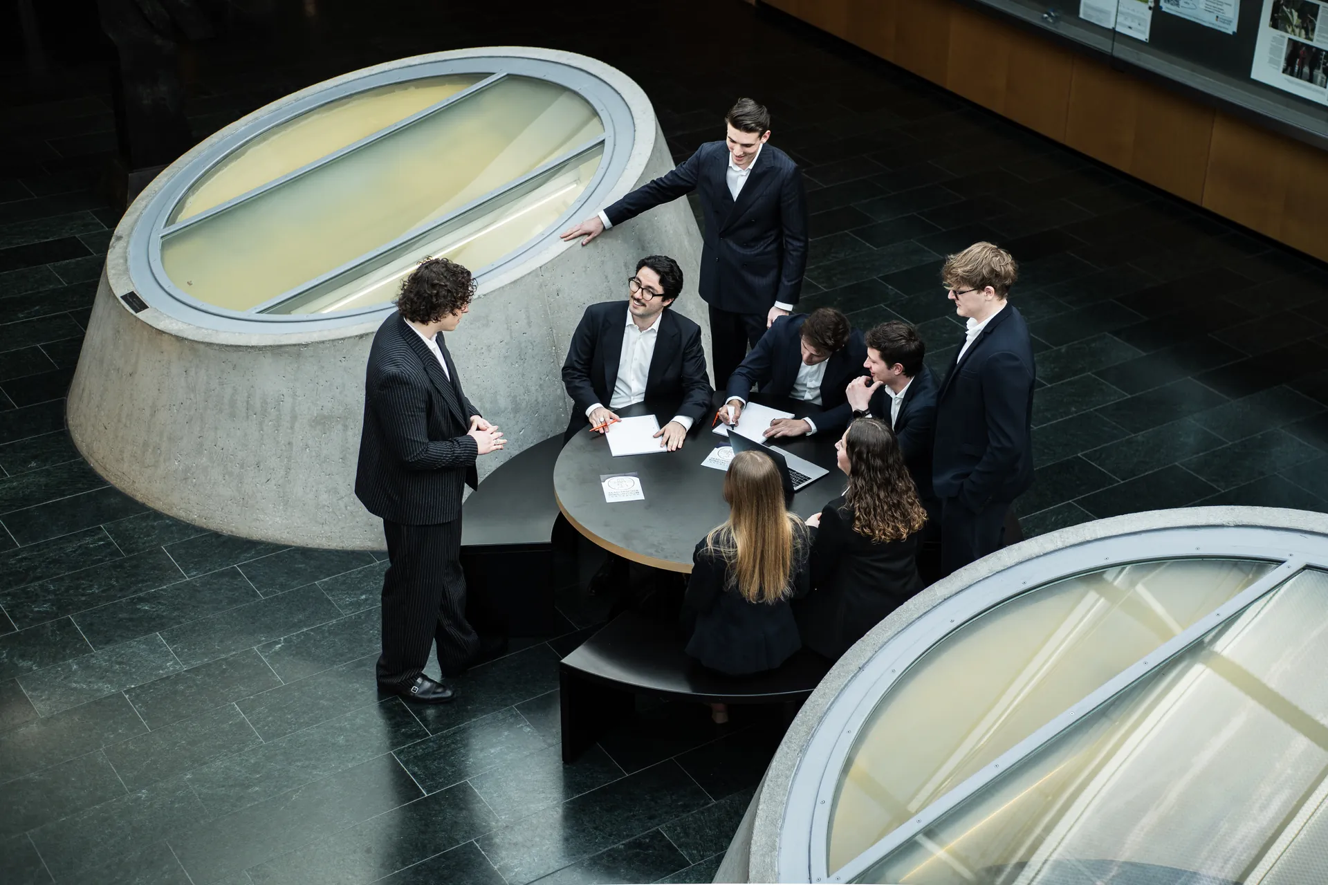 Mitglieder des Börsenvereins auf einer Treppe